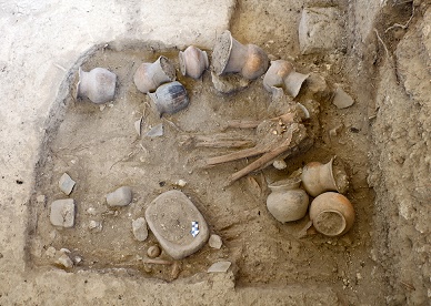 Un área de casi una hectárea alojaba entierros, material cerámico y vestigios de antiguas estructuras habitacionales. Foto cortesía Lourdes López INAHJPG