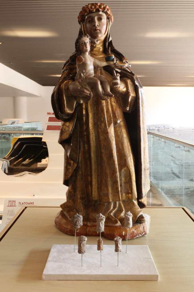 • La imagen del siglo XVII, robada de la capilla de Santa Mónica, en Epazoyucan, Hidalgo, se presentó junto a otras seis piezas prehispánicas repatriadas 